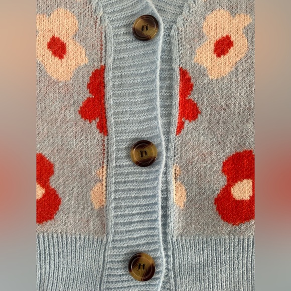 Cropped V-Neck Button-Up Flower Cardigan - Picture 5 of 5